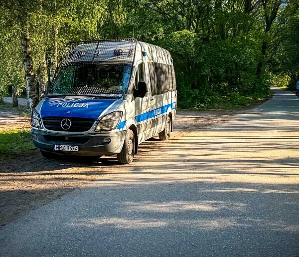 Wjechała BMW do lasu. Policja była bezwzględna