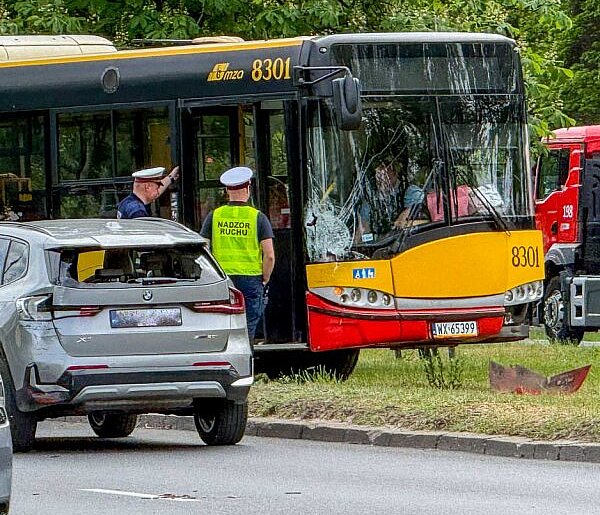 Wypadek z udziałem autobusu. Pasażerka trafiła do szpitala