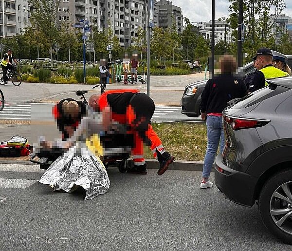 Groźny wypadek na Ursynowie. Rowerzystka trafiła do szpitala