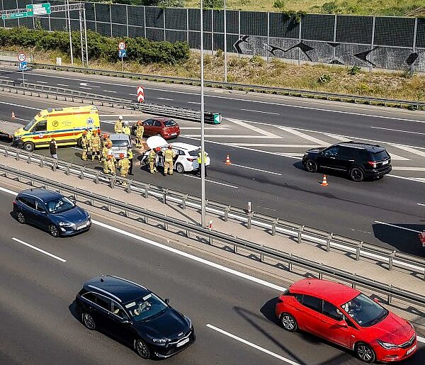 Wypadek na S2 na Ursynowie. Skoda i Toyota zderzyły się przed tunelem POW