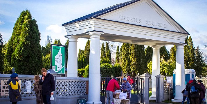 Wszystkich Świętych na Ursynowie. Jak dojechać, o której msze? Uwaga na pułapkę!