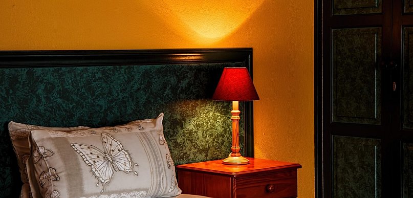 Szafki nocne sosnowe i drewniane meble salonowe – naturalna...