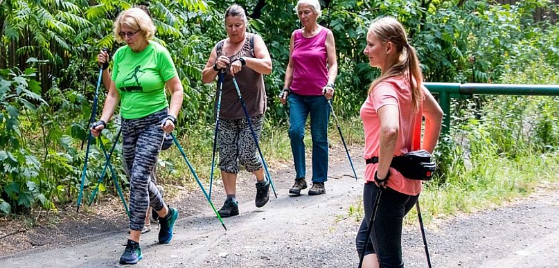 Kijki w dłoń! Wracają bezpłatne treningi w Lesie Kabackim. W tym roku nowość