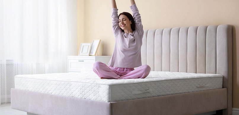 Materac sprężynowy, piankowy czy hybrydowy - co naprawdę ma znaczenie dla kręgosłu