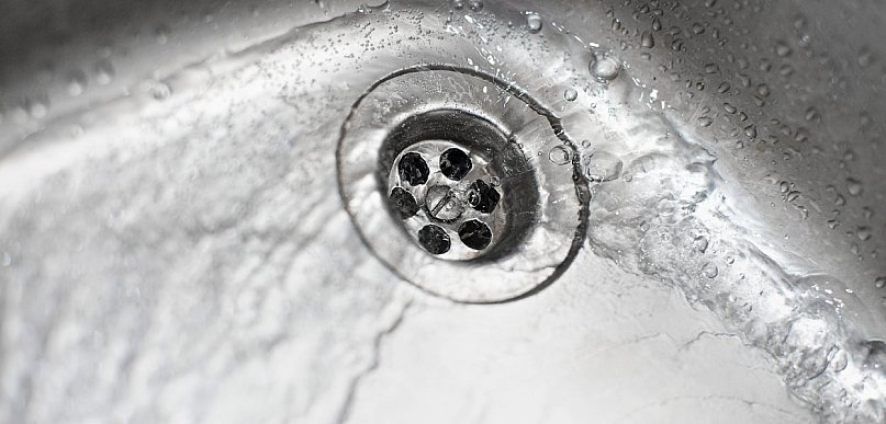 Szambo pełne wody po deszczu – skąd ta woda się bierze i czy to znaczy, że masz pr