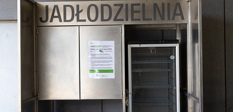 Lodówka przy ratuszu pusta. Zanieś zbędne jedzenie do jadłodzielni!