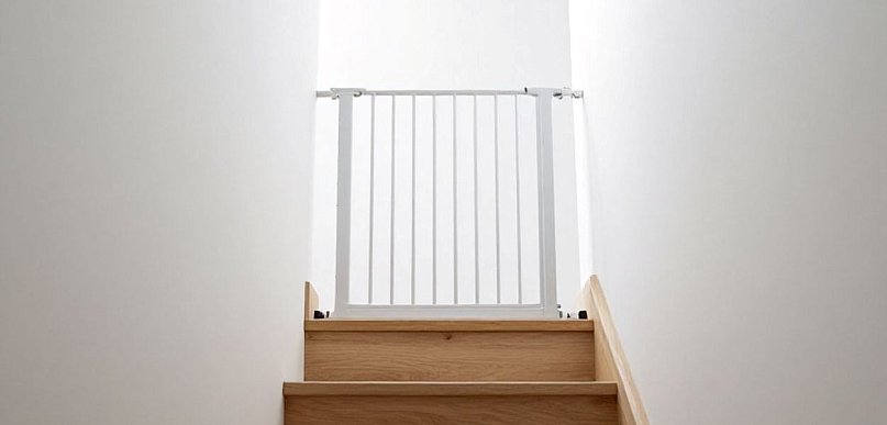 Barierka na schody — jak wybrać i zamontować zabezpieczenie, które faktycznie chro