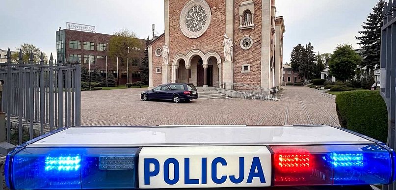 Policja otoczyła kościół w trakcie pogrzebu. Co się działo na Puławskiej?