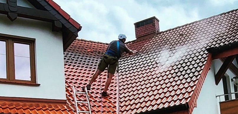 Wiosenne mycie elewacji i dachu w Warszawie - kiedy warto je zaplanować?