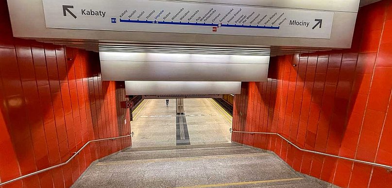 Metro jeździło tylko od Stokłosów. Trzy stacje na Ursynowie były zamknięte!