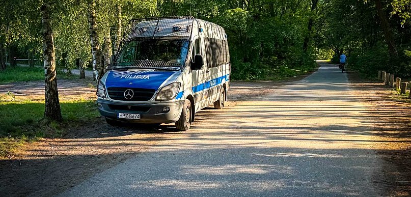 Wjechała BMW do lasu. Policja była bezwzględna