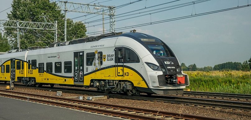 Znak przy torach to nie dekoracja – co oznaczają sygnały kolejowe i dlaczego lepie