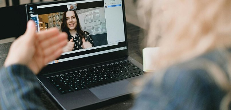 Wstyd przed terapią znika szybciej online – dlaczego ekran obniża próg pierwszego