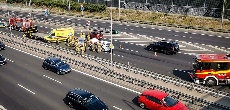 Wypadek na S2 na Ursynowie. Skoda i Toyota zderzyły się przed tunelem POW