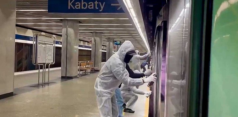 Wandale zatrzymali pociąg metra! W minutę zamalowali skład na Stokłosach