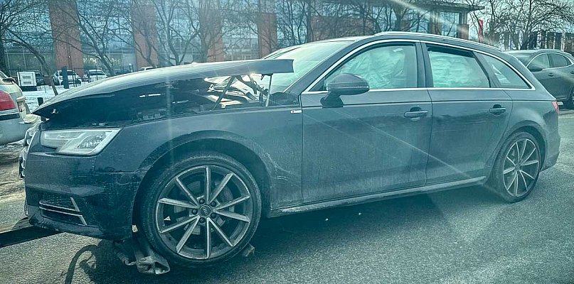 Demolka na skrzyżowaniu Puławskiej i Pileckiego. Audi "skosiło" słupy