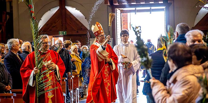 Niedziela Palmowa na Ursynowie. Arcybiskup Galbas poświęcił palmy