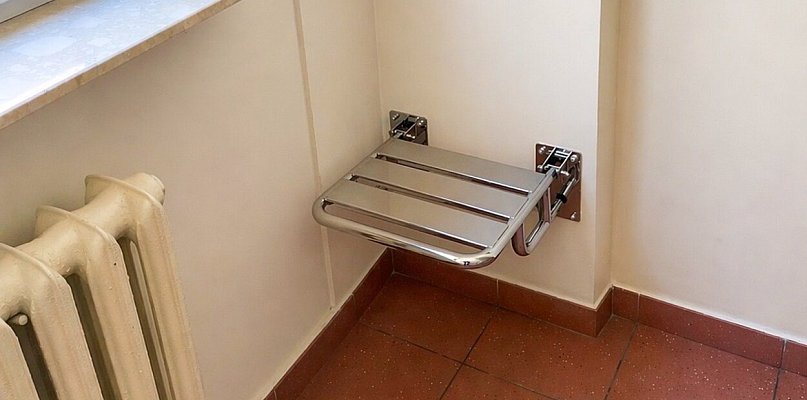 Krzesełka na półpiętrach dla seniorów. Nowy pomysł w spółdzielni na Ursynowie