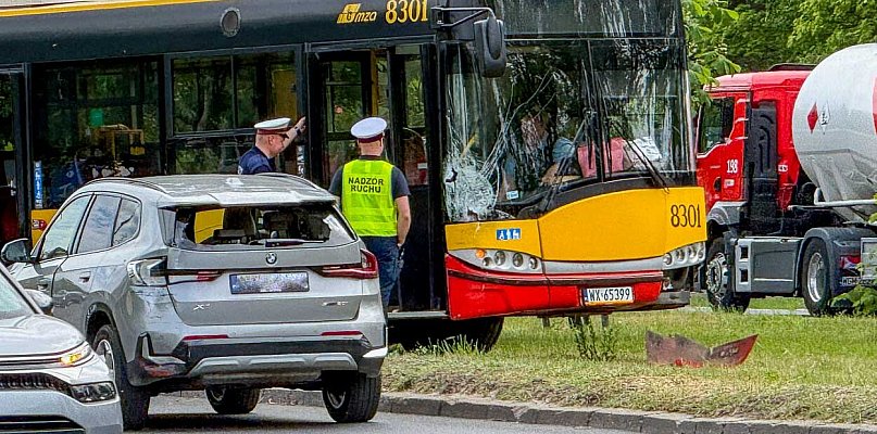 Wypadek z udziałem autobusu. Pasażerka trafiła do szpitala