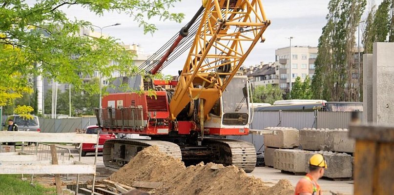 Nietypowy dźwig przy metrze Kabaty. Rusza spektakularna operacja