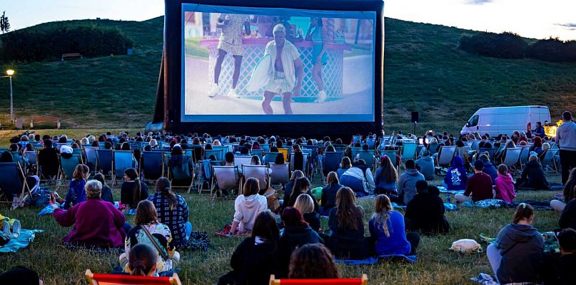 Darmowe kino plenerowe na Kopie Cwila i Kajakowej. Co grają?
