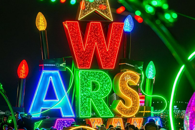 W centrum Warszawy już świątecznie! Iluminacja robi wrażenie