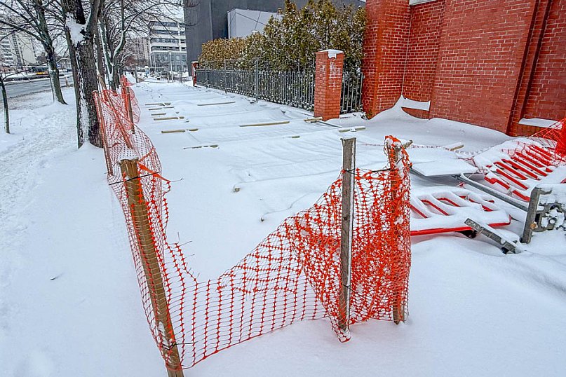 Przedłużający się remont chodnika na Gandhi