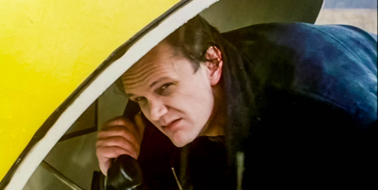 Deszcz i wilki. Cezary Pazura wspomina słynną scenę z budką na Ursynowie