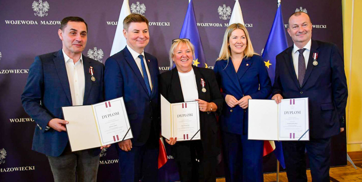 Burmistrz Ursynowa Robert Kempa (pierwszy od lewej) odznaczony odznaką za zasługi dla samorządu terytorialnego (źródło: FB/Robert Kempa Burmistrz Ursynowa)