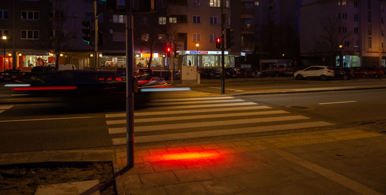 Światła dla smartfonowych zombie w alei KEN na Ursynowie (SK)