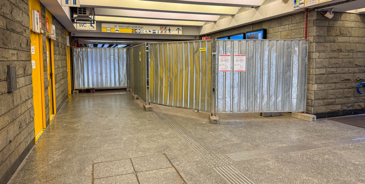 Zamknięte wejście na stację metra Stokłosy (SK)