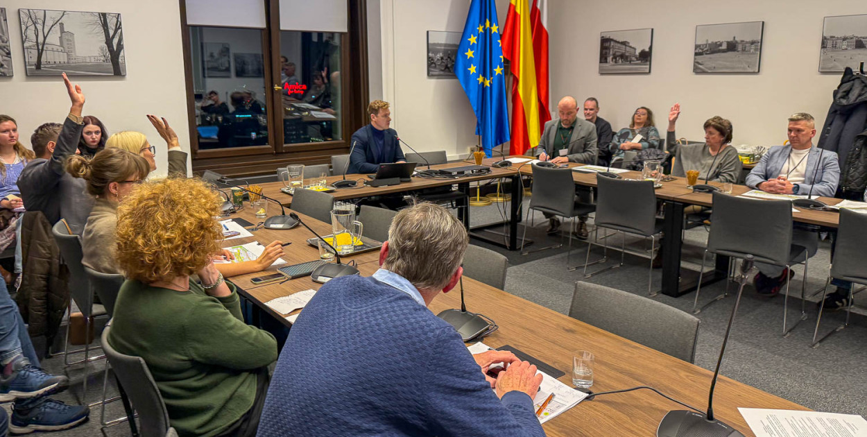 Głosowanie w sprawie os. Kazury na komisji samorządowej Rady Warszawy, 29.10.2025 (SK)