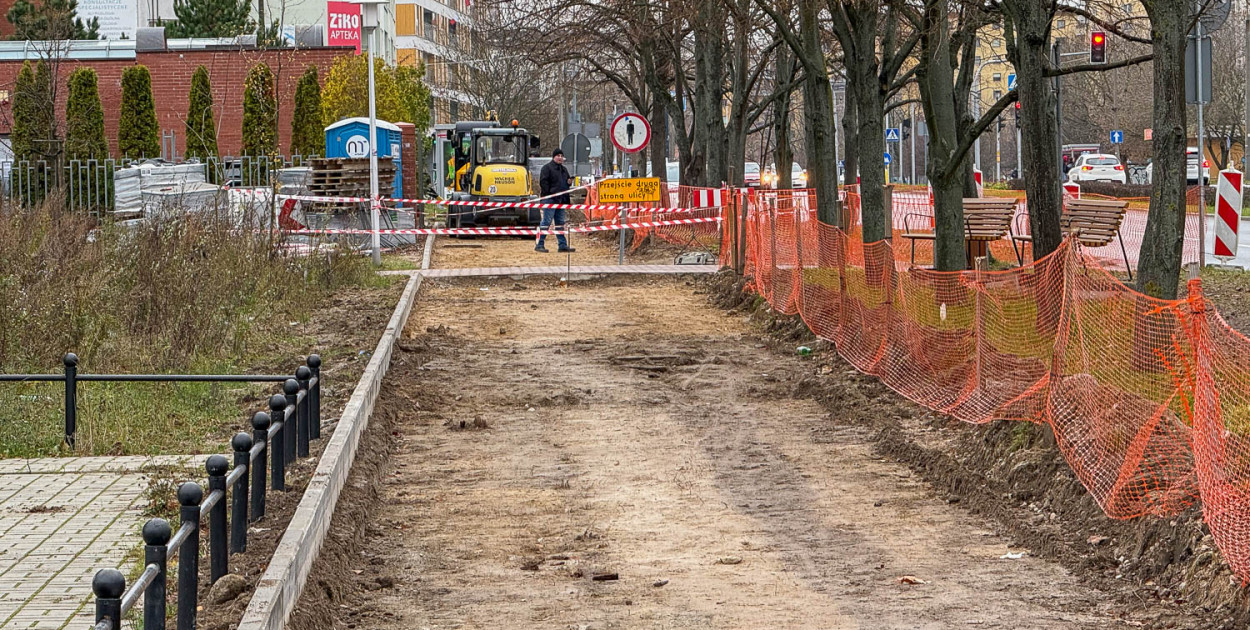 Rozgrzebany chodnik na ul. Indiry Gandhi (SK)