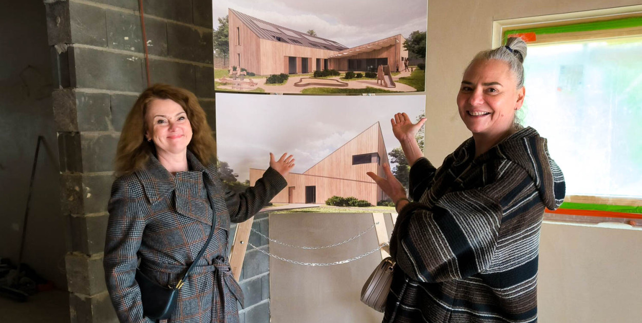 Aldona Machnowska-Góra, wiceprezydent Warszawy oraz Agnieszka Sikora, prezeska Fundacji Po DRUGIE - prezentacja projektu w budującym się domu (Fundacja Po DRUGIE)