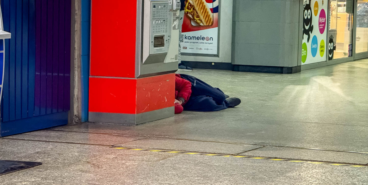 Bezdomny na stacji metra Kabaty (SK)