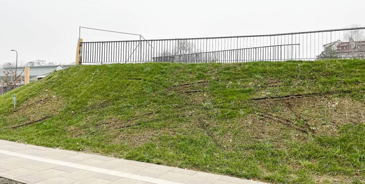 Zniszczenia w nowym parku nad POW (ZZW)