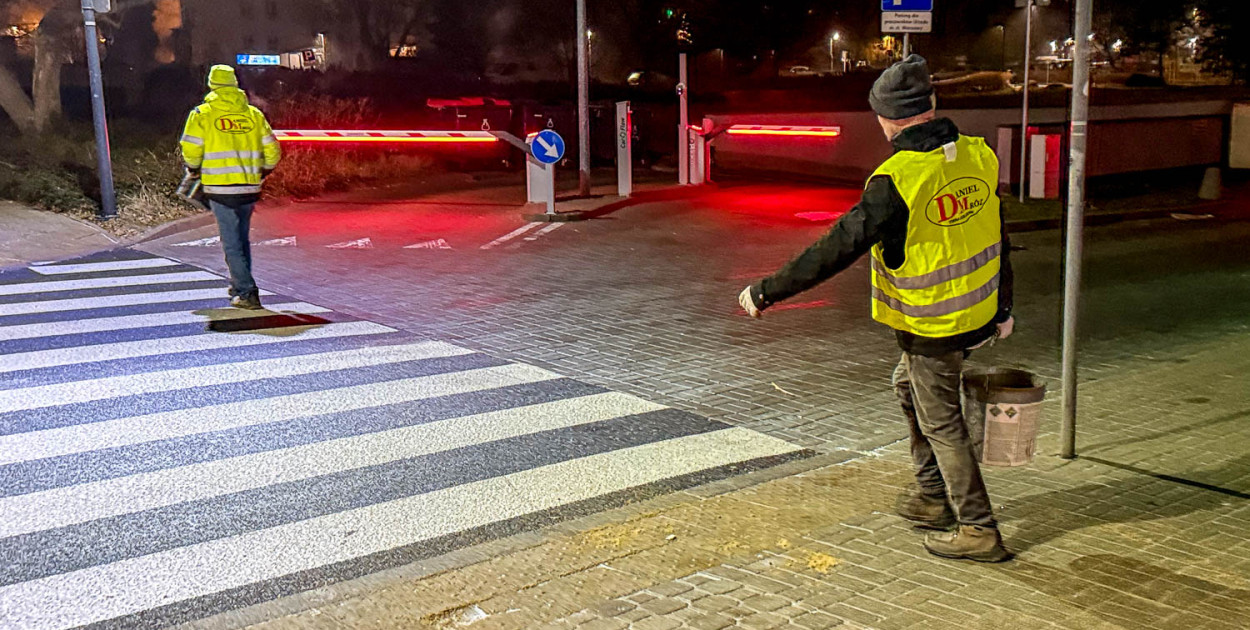 Posypywanie chodników przy al. KEN w piątek (SK)