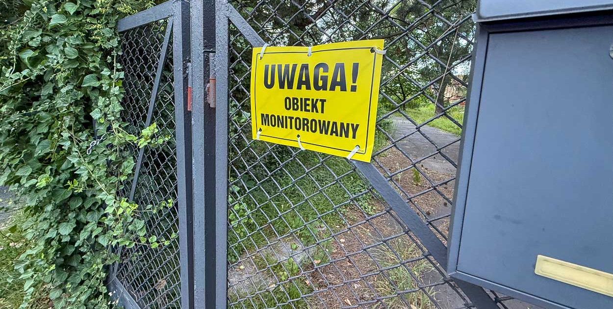 Wejście na działkę przy Bekasów 6 (SK)