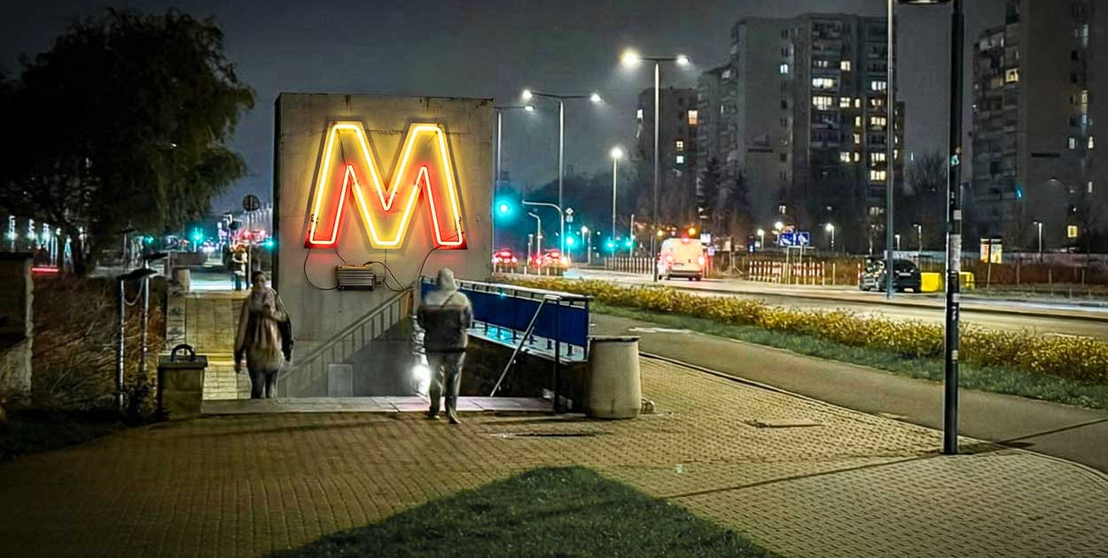 wizualizacja przy wejściu do stacji metra Imielin (SK)