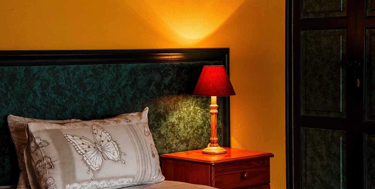 Szafki nocne sosnowe i drewniane meble salonowe – naturalna...