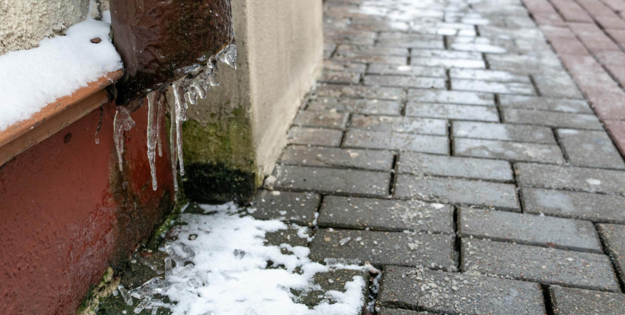Szykuje się „szklanka” na chodnikach! Ratusz ostrzega