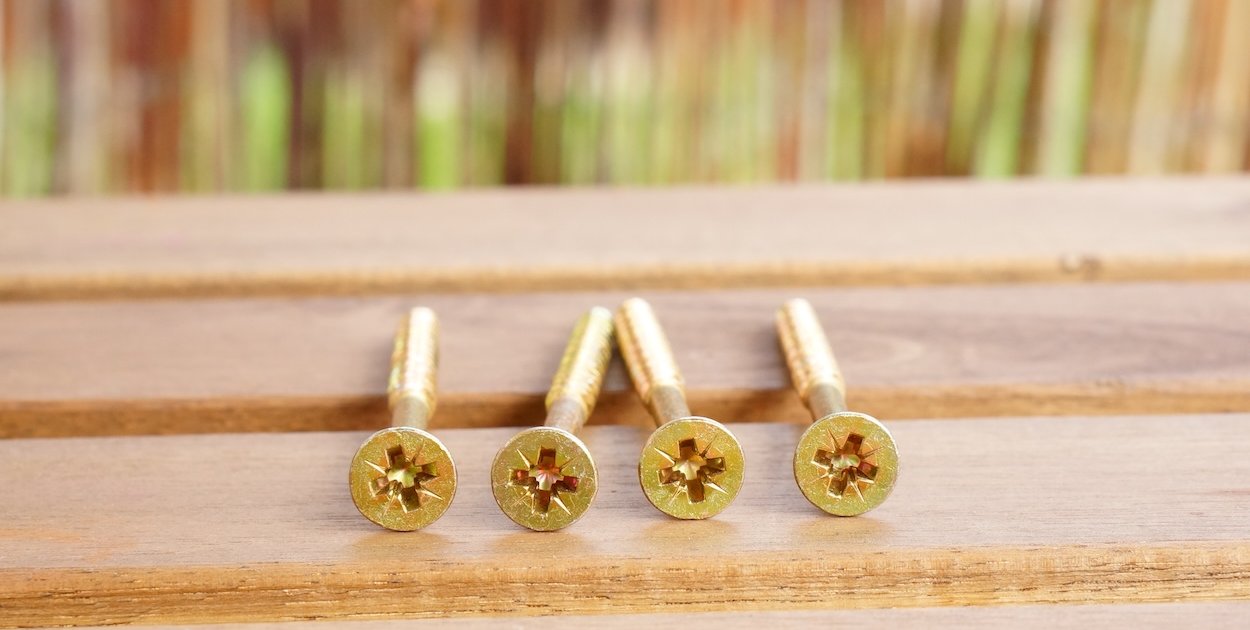 Wkręty do drewna ciesielskie – czym różnią się od zwykłych wkrętów?