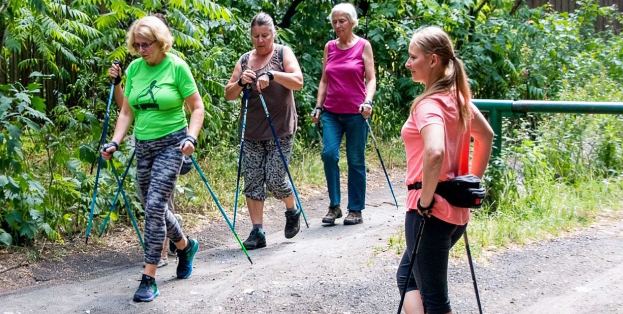 Kijki w dłoń! Wracają bezpłatne treningi w Lesie Kabackim. W tym roku nowość