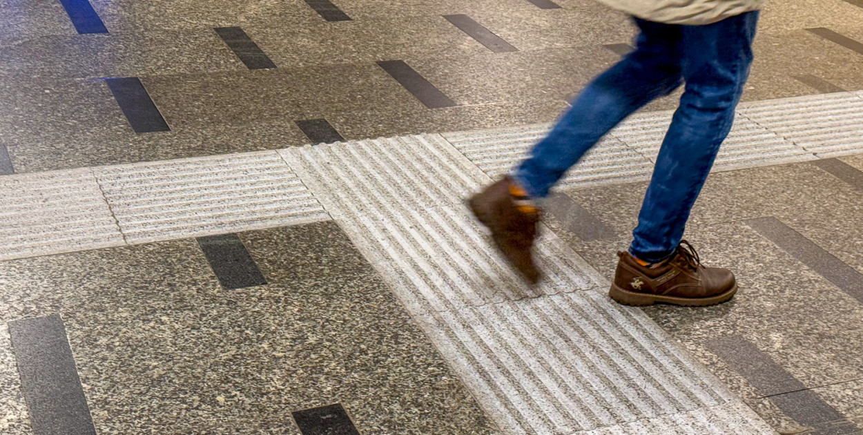 Koniec "lodowiska" na stacji Natolin. Znikną niebezpieczne listwy