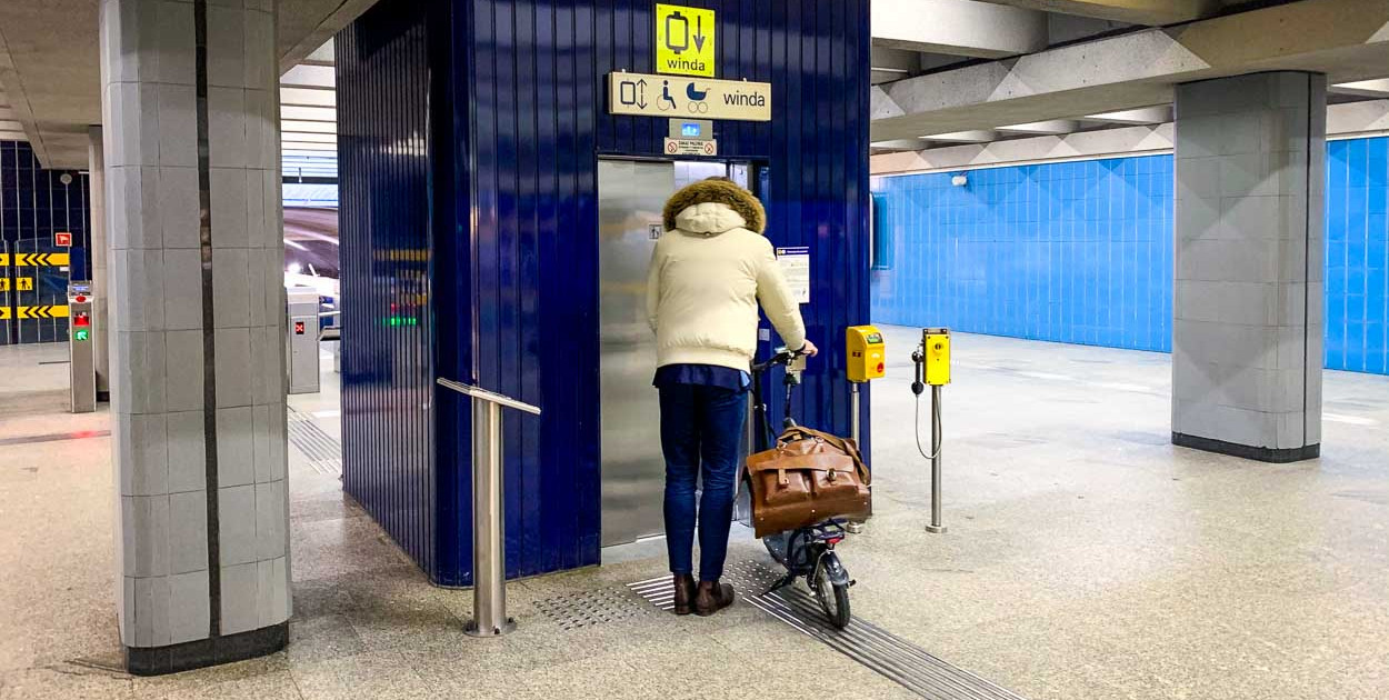 Krwawe sceny na stacji metra Kabaty. Mężczyzna skatowany w windzie!