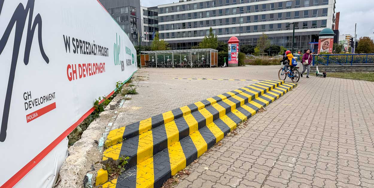 Betonowy próg po Multikinie niebezpieczny dla przechodniów. Kto go usunie?