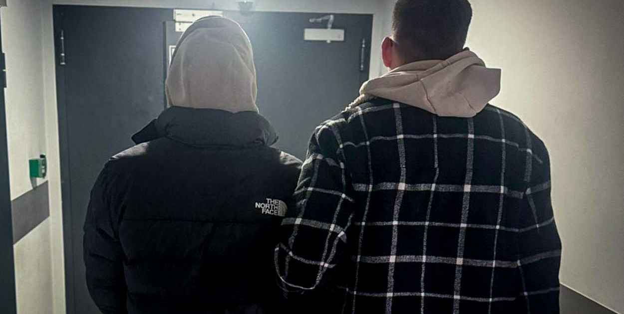 Nerwowy gość hotelowy wpadł z lufką w dłoni. W pokoju ukrywał marihuanę i mefedron