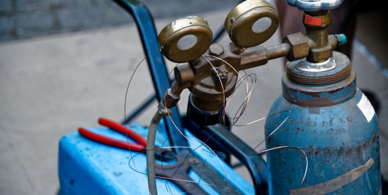 Jakie błędy najczęściej popełniają początkujący przy lutowaniu? Eksperci wskazują,