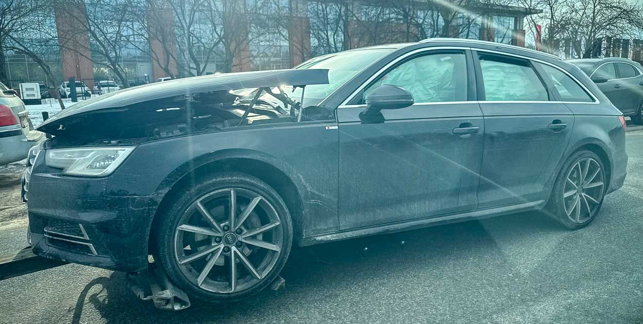 Demolka na skrzyżowaniu Puławskiej i Pileckiego. Audi "skosiło" słupy