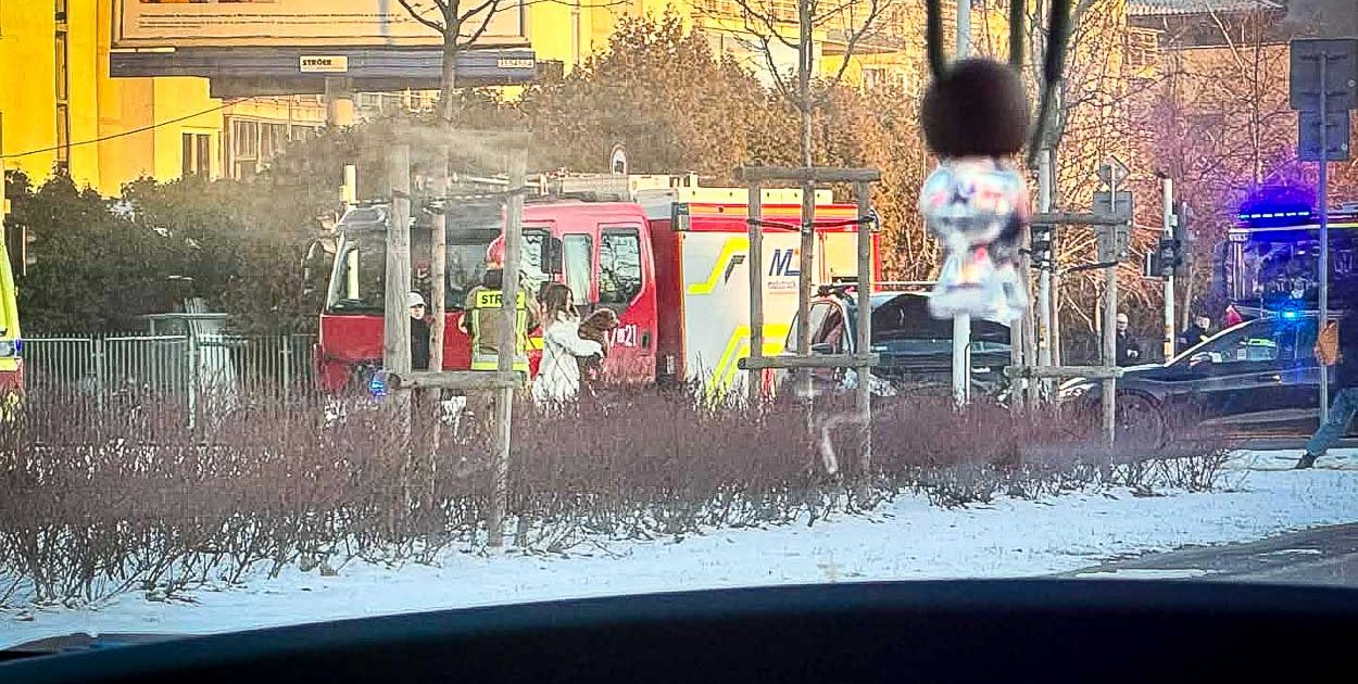 Wypadek na Ursynowie. Kierowca przejechał na czerwonym świetle